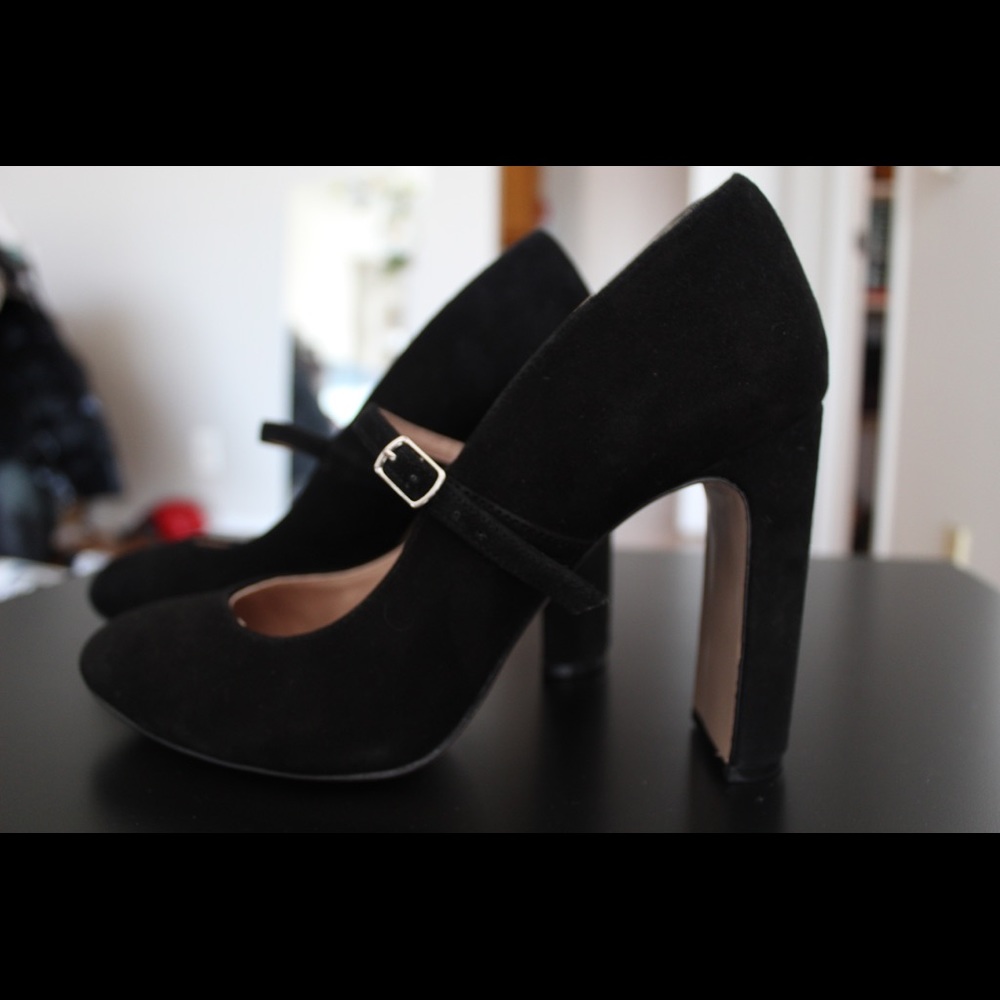 Black heels - Picture 2 of 4